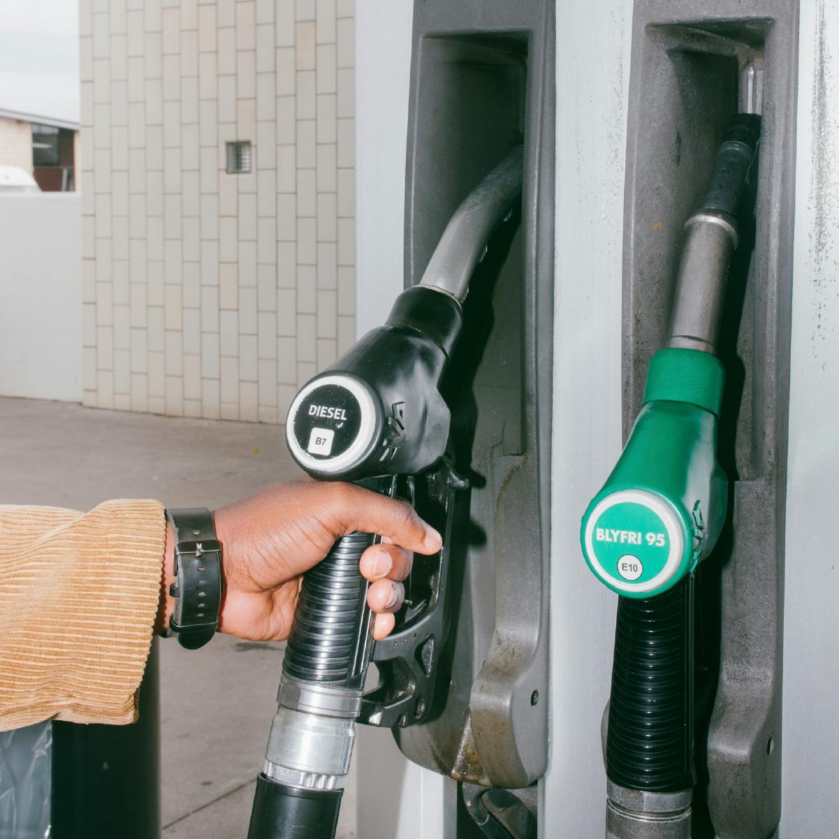 Un dipendente mentre fa rifornimento all’auto e riceve informazioni sule spese relative al carburante